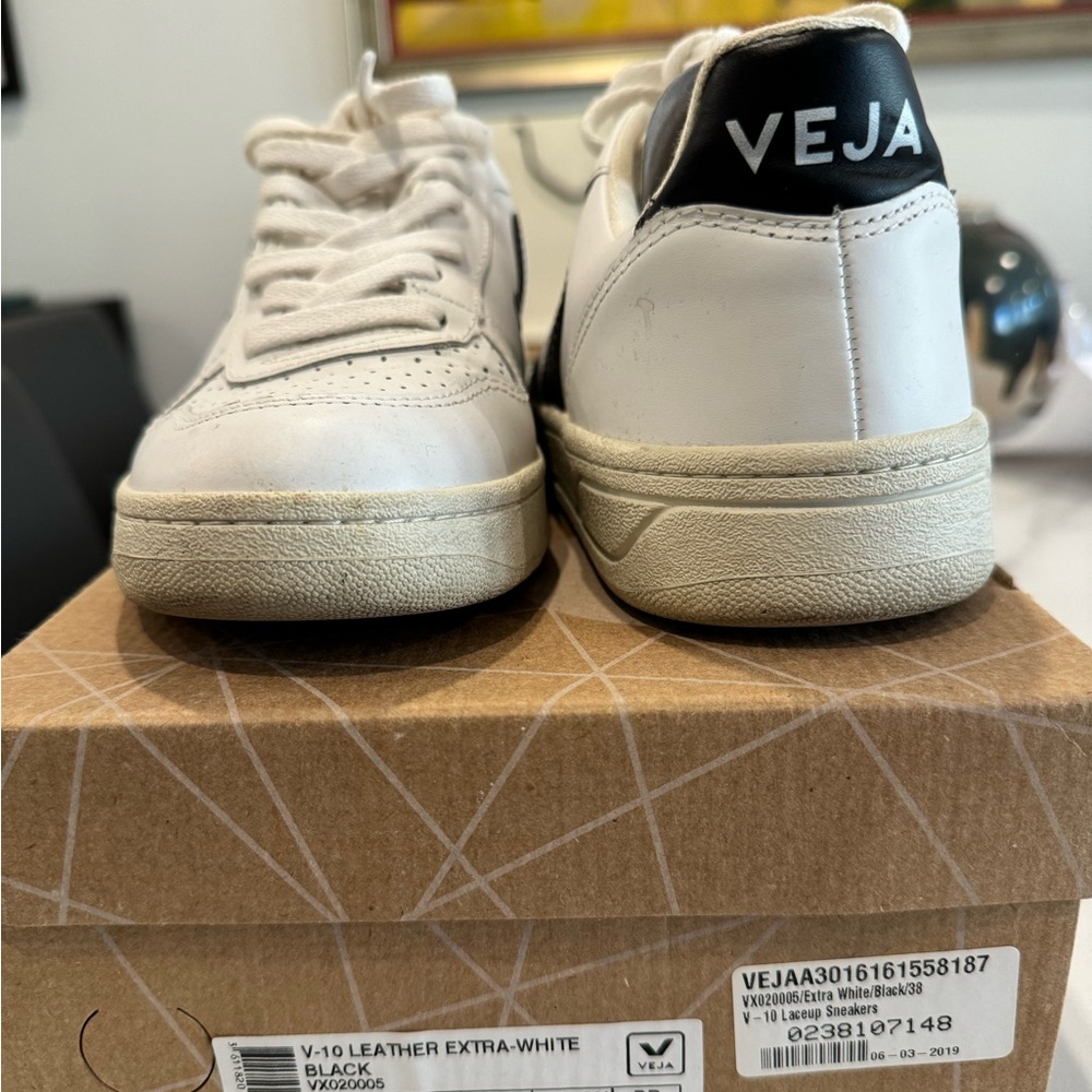 Veja V-10 white/black (EUR 38/US7)